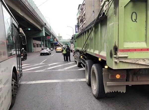 警方在北市中正路易肇事路口，加強取締大型車交通違規。圖／聯合報