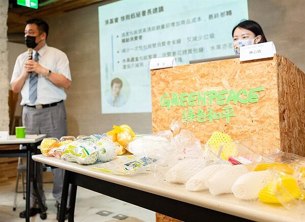 徐則鈺指出,塑膠包裝提高售價也增加消費者困擾。(綠色和平提供)