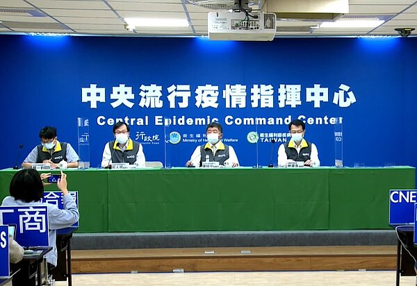 中央流行疫情指揮中心今(27)日公布國內新增8,923例COVID-19確定病例。圖/疾管署直播
