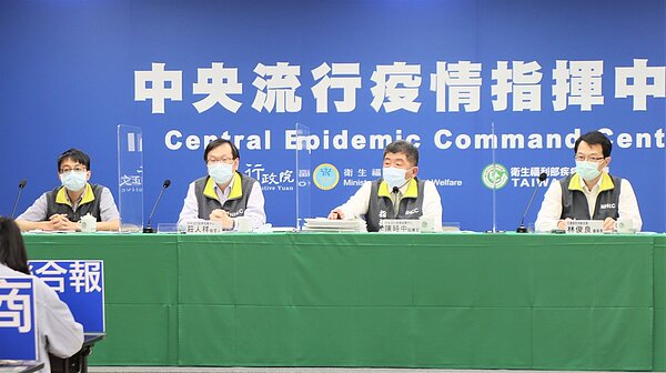 醫療應變組副組長羅一鈞(左起)、發言人莊人祥、指揮官陳時中、交通部民用航空局副局長林俊良。圖/指揮中心提供