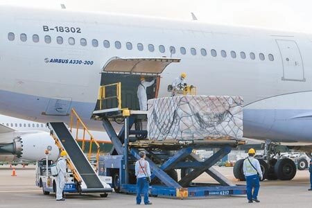 台灣自購今年第5批莫德納疫苗137.16萬劑27日下午抵台。(陳麒全攝)