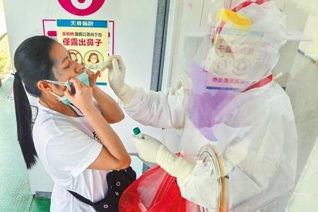 
國內本土新冠肺炎確診每日屢破新高，27日新增8923例確診個案，其中8822例本土、101例境外移入。本土個案中，北、北、基、桃單日確診數都破千，其中以新北單日新增3241例居多。。因確診個案太多，桃園市社區採檢站有不少民眾前往社區採檢站，民眾排成人龍等候掛號採檢。（陳麒全攝）
