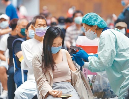 
疫情持續飆升，連帶疫苗施打率提升，圖為民眾至台北車站施打站施打莫德納疫苗。（陳怡誠攝）
