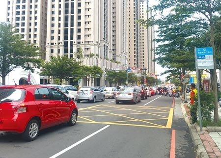 新竹市政府27日研擬於埔頂三路與慈雲路交叉口打造「慈雲路地下連通道」,解決當地行人橫越慈雲路東、西兩側的問題。(陳育賢攝)