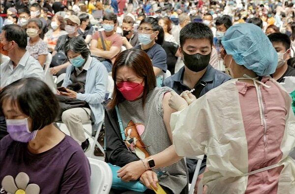 本土確診案例迭創新高,各地出現疫苗施打人潮。本報資料照