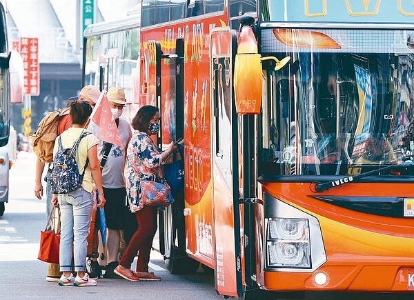 旅行團「三劑令」再加上國內疫情升溫,重創國旅市場。交通部估計,5月至少造成1.63萬團次取消。示意圖、記者曾原信/攝影
