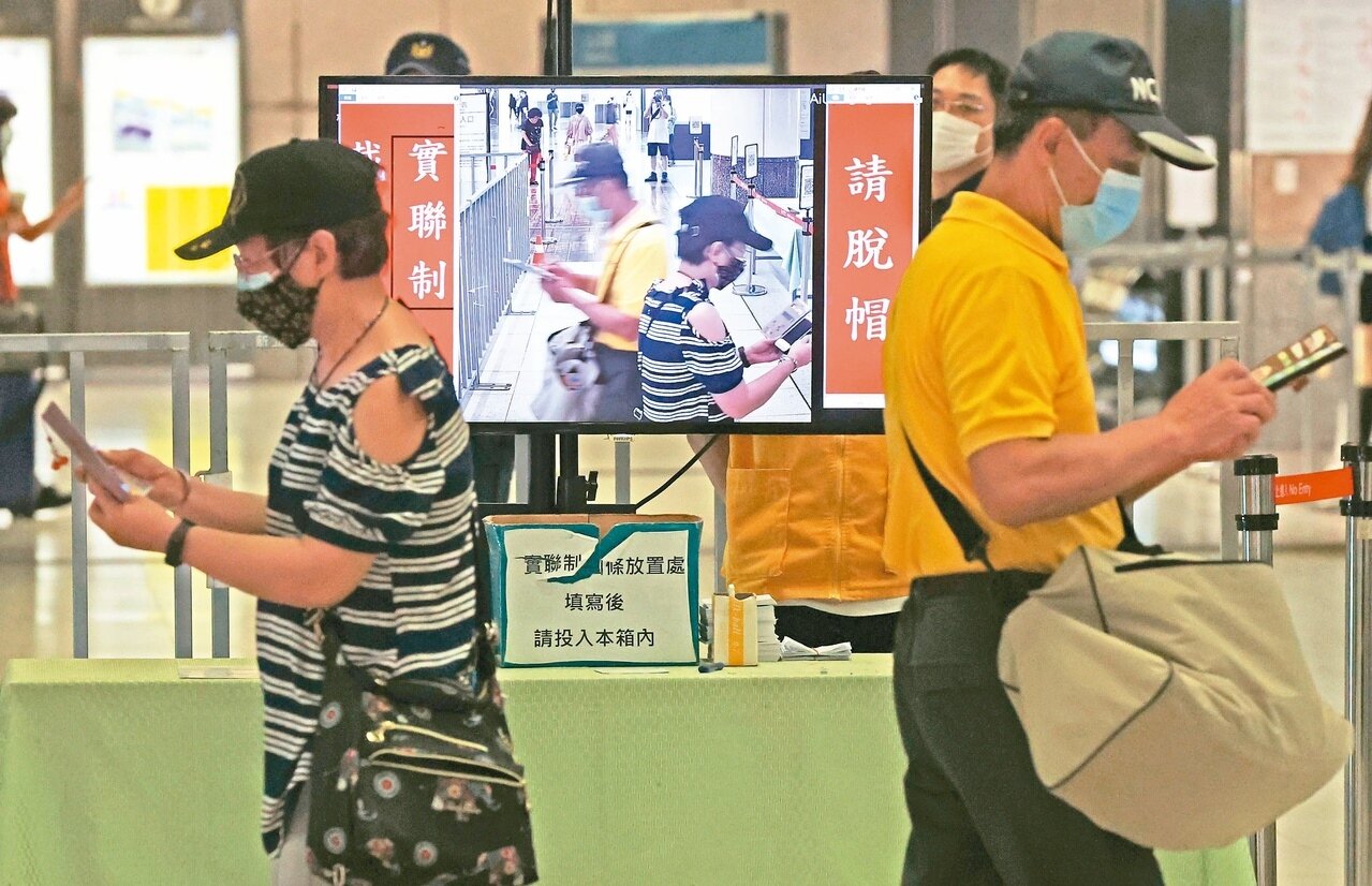 昨新增八八二二例本土個案,人數眾多,無法逐一查證足跡,指揮官陳時中宣布,即日起取消簡訊實聯制,但進公共場所,仍需量體溫。記者杜建重/攝影