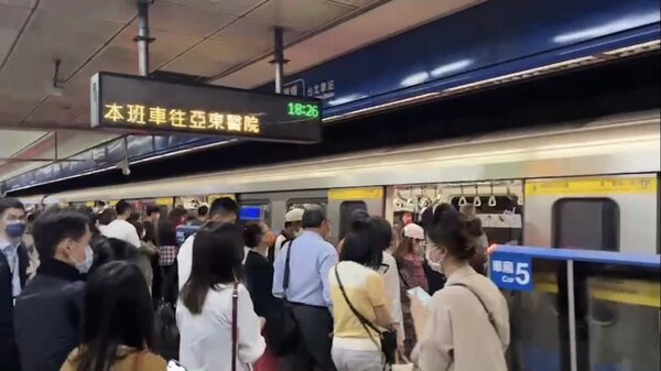 台北捷運板南線昨天晚上6點半左右，出現列車異常。記者翁至成／翻攝