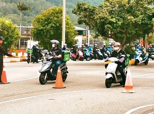 新竹市監理站針對外送員辦教育訓練。圖／新竹市監理站提供