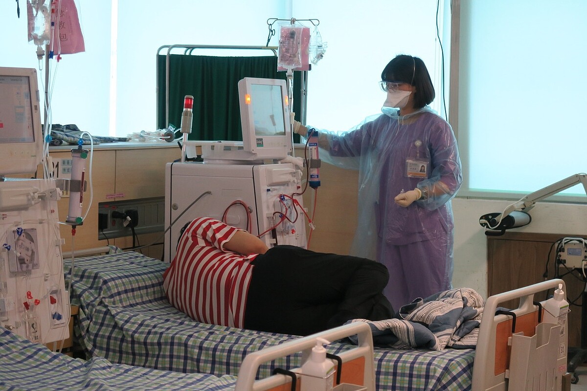 洗腎病人定期洗腎,造成生活不便,民眾應注意和維護腎臟健康。記者簡慧珍/攝影