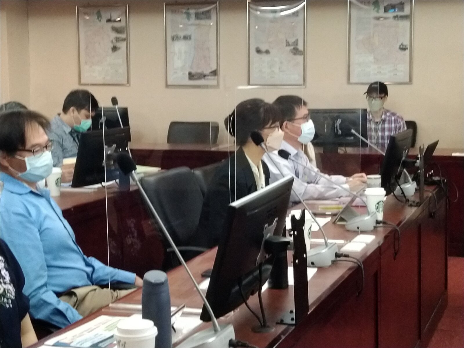 地政局長張治祥(前排中)說，如果沒設籍時間限制，恐沒這麼土地可安置配屋，但對委員會通過提案，後續將進一步審慎評估。記者林麗玉／攝影 