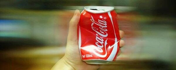 特斯拉執行長馬斯克(Elon Musk)剛以440億美元的價格收購社群媒體推特(Twitter),28日又立刻在推特上宣布他接下來想買下國際飲料大廠「可口可樂」。示意圖/截自維基百科