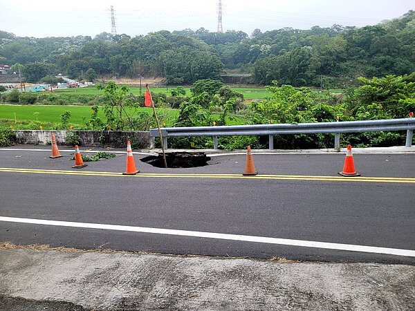 新竹縣寶山鄉雙林路二段今早驚見「天坑」，嚇壞用路人，該路段已放置交通錐及插旗警示。圖／邱振瑋提供