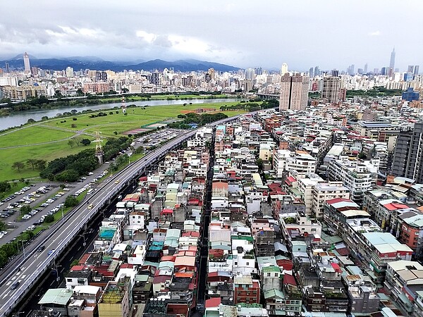 高房價危機?新北「蝸居」加劇... 最新數據佐證! 今(2022)年第一季央行理監事會議決議升息1碼,有理事認為,國內利率維持低水準已經很長時間,不僅誘使投機客進場炒作,首次購屋者也為保值,搶在房價高點時進場購屋,形成惡性循環,低利率狀態越久,將加劇惡性循環。圖/好房網News記者林和謙攝