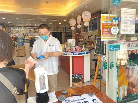 疫情爆炸,多所學校停課,育兒家長被迫請無薪假,婦女新知基金會呼籲,修正紓困條例的同時,也應給勞工有薪照顧假。圖為花蓮民眾到藥局買快篩試劑的畫面。(羅亦攝)