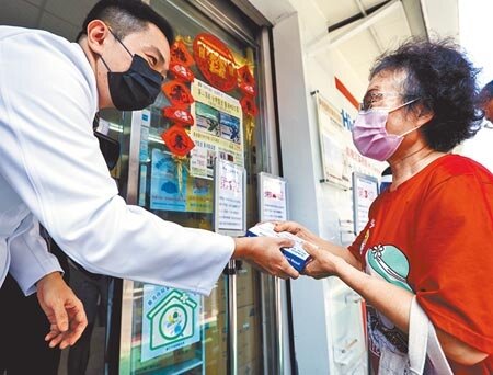 快篩實名制28日正式上路,每次可憑健保卡或居留證就能到藥局買一組5入500元的快篩試劑,民眾一早便前往藥局排隊搶購,最後一盒由一名婦人購得,表情難掩開心。(羅永銘攝)