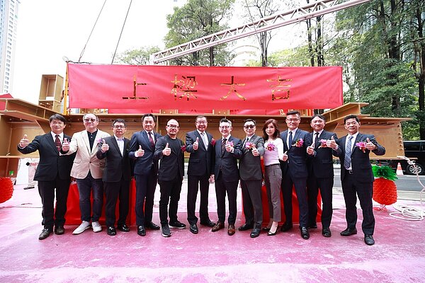 忠泰老佛爺新建工程今(20)日上樑典禮,貴賓於樑柱前合影,左起長榮鋼鐵劉邦恩總經理、王克誠建築師、海悅國際林輔政總經理、忠泰建設瞿世泉總經理、忠泰集團李彥良副董事長、忠泰集團洪調進副董事長、領航集團李泰宏董事長、國泰世華郭明鑑董事長、忠泰集團李彥靜財務長、忠泰營造陳秋雄總經理、永峻工程鍾俊宏總工以及領航集團廖運時副總經理。