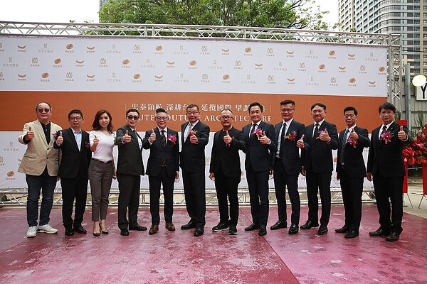 忠泰建設老佛爺新建工程上樑典禮,貴賓雲集,左起王克誠建築師、海悅國際林輔政總經理、忠泰集團李彥靜財務長、國泰世華郭明鑑董事長、領航集團李泰宏董事長、忠泰集團洪調進副董事長、忠泰集團李彥良副董事長、忠泰建設瞿世泉總經理、忠泰營造陳秋雄總經理、永峻工程鍾俊宏總工、領航集團廖運時副總經理以及長榮鋼鐵劉邦恩總經理