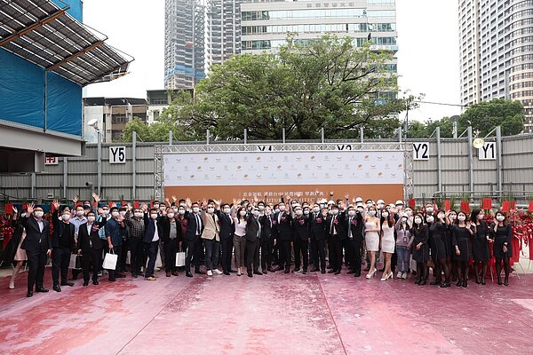 忠泰老佛爺今(20)日舉行上樑典禮,貴賓及所有專業廠商團對於背板前合影留念。