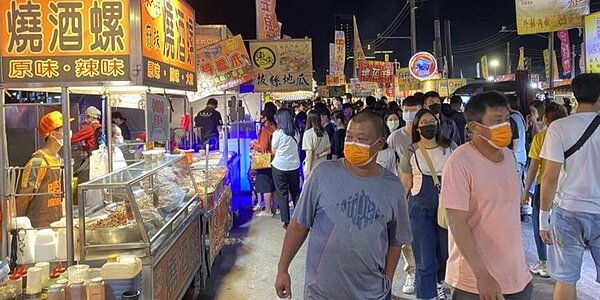 災保法五一勞動節上路,例如路邊攤、賣玉蘭花都可藉由網路及全台6,000多家超商簡便加保。圖/中時電子報資料照片