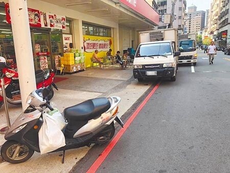 
避免浮濫檢舉，紅黃線違停明起不受理檢舉。圖為住宅巷弄內畫設紅線，仍有物流車輛臨停上下貨。（本報資料照片）
