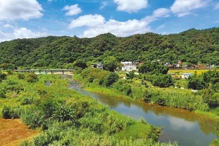 關西外環道採方案B，沿鳳山溪右岸布設連接至台3線。（羅浚濱攝）