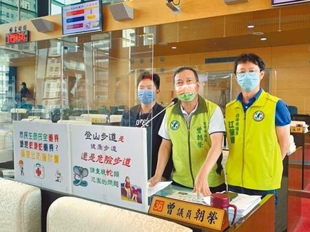 台中市議員江肇國(右起)、曾朝榮、蔡耀頡聯合質詢,針對大坑山區毒蛇越來越多,要求市府農業局應提高檢舉獎金。(林欣儀攝)