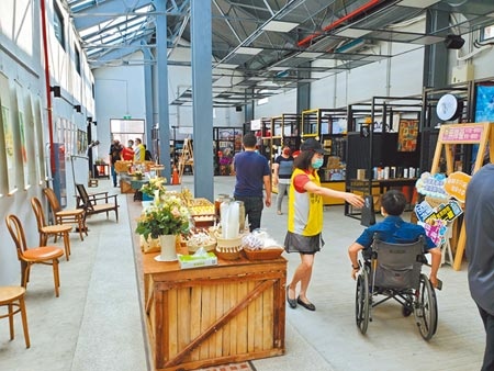 雲林縣斗南火車站7、8號倉庫改造為「青創基地」，28日啟用，10個青年店家免費進駐，各店鋪沒有隔間，如開放式的街道。（周麗蘭攝）
