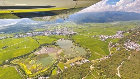 安捷航空推出台東空中遊覽,民眾一覽台東縱谷美景。(蔡旻妤攝)