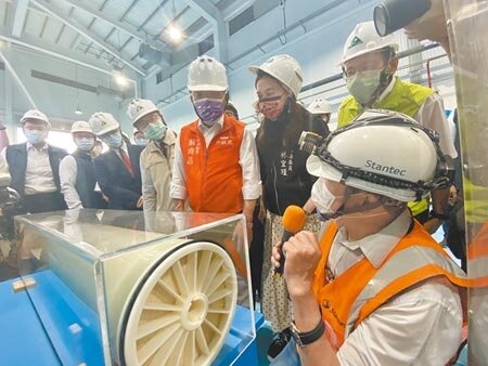 行政院長蘇貞昌(站立者右三)28日視察台南永康再生水廠。(曹婷婷攝)