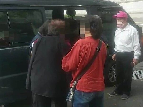 孟姓陸配(左黑衣者)賣北市3房產欠稅1515萬,遭行政執行署聲請管收獲准。圖/行政執行署台北分署提供