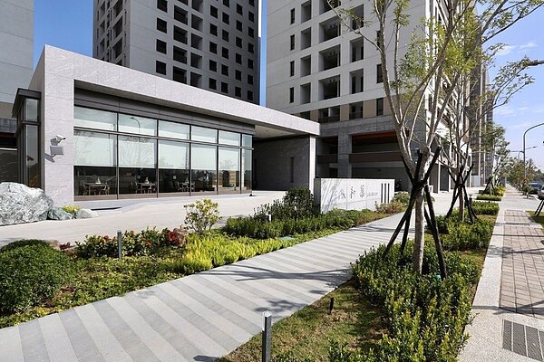 台南市都發局28日採直播方式辦理鐵路地下化專案照顧住宅4戶全新餘屋標售,順利標出。圖/南市都發局提供