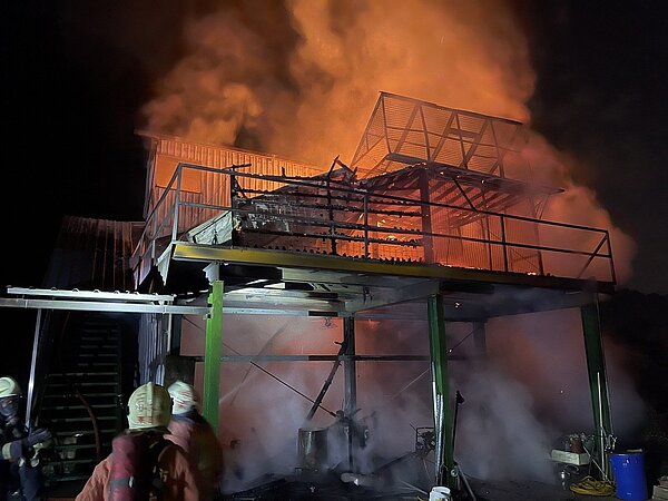 新北市深坑區一處農莊內的鴿舍,昨天(28日)晚上10點多因不明原因發生火災,消防隊趕抵已全面燃燒。圖/翻攝畫面