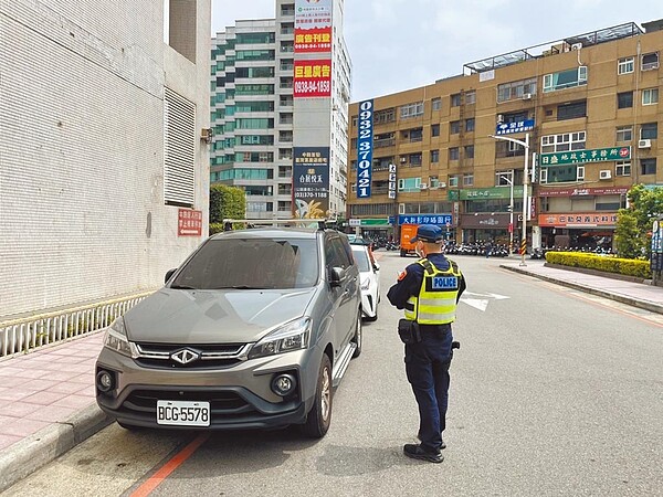 道路交通管理處罰條例檢舉新制30日上路,明定46項民眾可檢舉的交通違規項目,包括危險駕駛、闖紅燈、違規停車、未禮讓行人等46項。圖/桃園市政府警察局提供