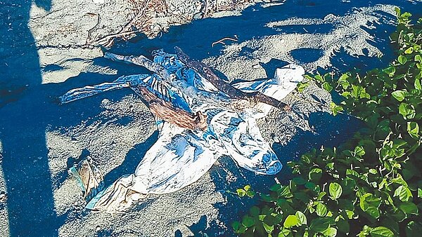 疫情爆發後台東縣清出1.3萬公斤的海洋垃圾,其中口罩最多,蘭嶼鄉近日出現廢棄隔離衣。(民眾提供/蔡旻妤台東傳真)