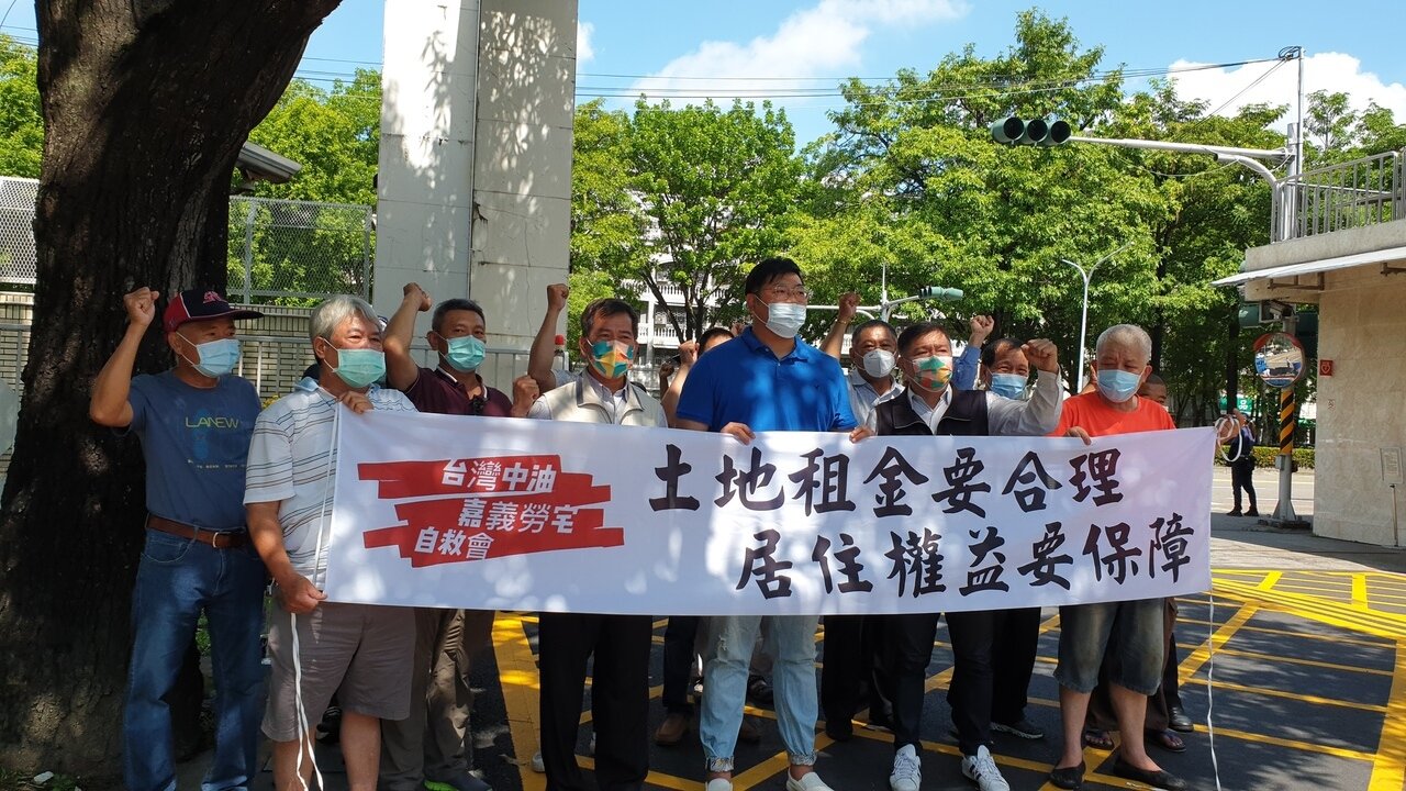 中油嘉義地區勞工住宅承租戶348戶居民代表上午持白布條到中油煉研所陳情。記者李宗祐/攝影