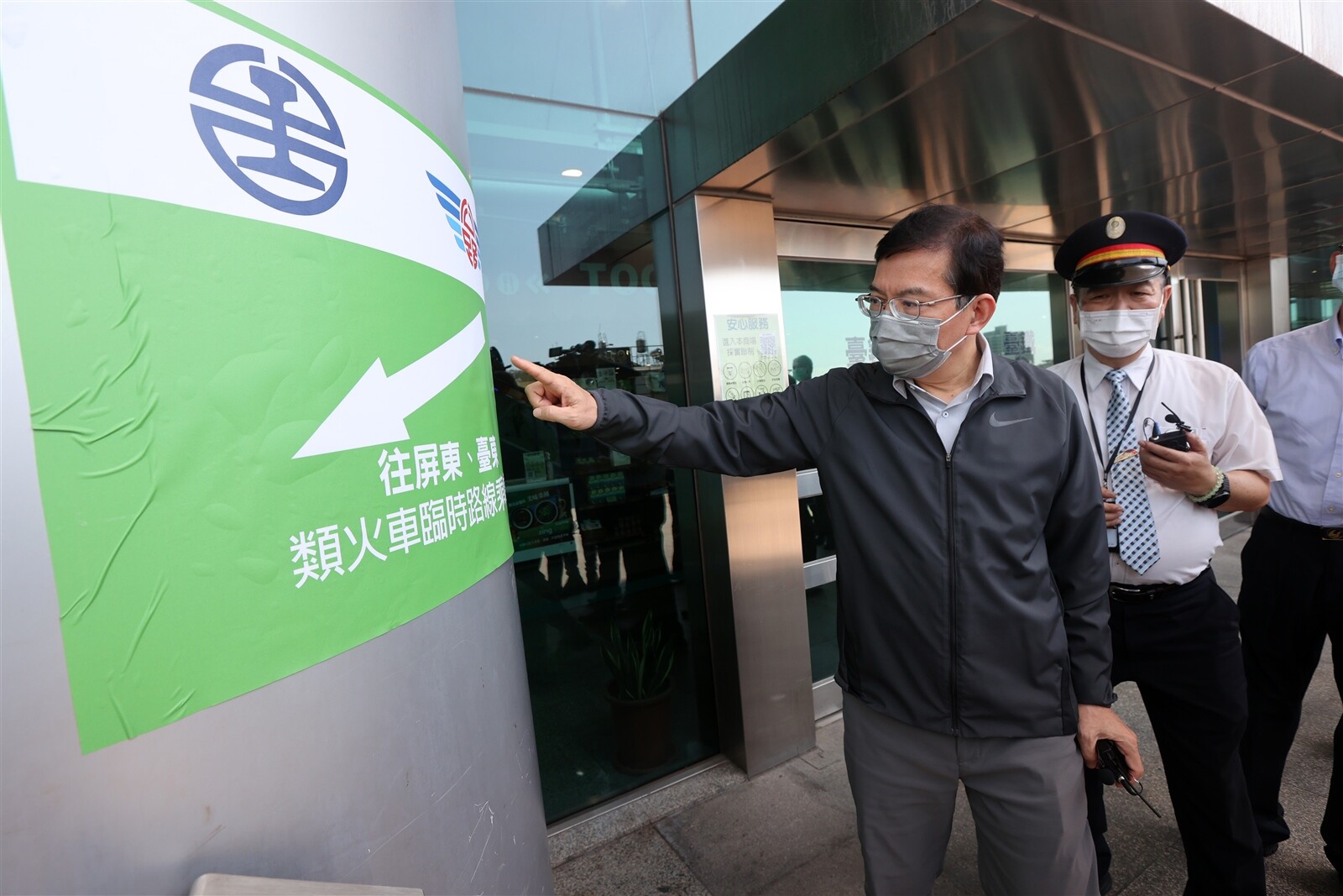 交長王國材在高雄火車站視察台鐵五一停駛的類火車接駁動線。記者劉學聖／攝影 