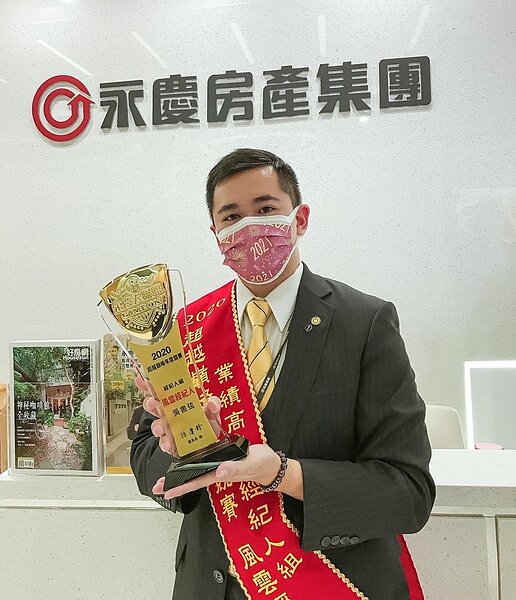 加入永慶房屋短短3年的時間就晉升店長職的吳書弦,過去曾有近10年的餐飲工作經驗。圖/永慶房產提供