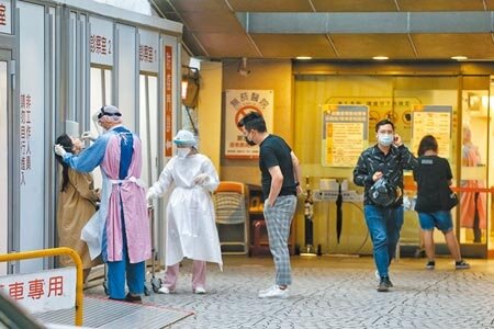 本土疫情狂飆,政府機關紛紛淪陷,就連防疫指揮重鎮疾管署也傳署長周志浩的祕書確診。圖為台北長庚醫院急診室大門。(杜宜諳攝)