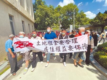 中油嘉義地區勞工住宅自救會居民舉白布條並送交陳情書，抗議中油公司大幅調漲土地租金。（廖素慧攝）
