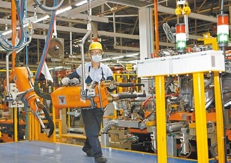 台經院29日公布3月製造業景氣燈號，由綠燈急轉直下落入代表景氣衰退的「黃藍燈」，為近1年半來首見。圖為汽車廠生產線。（本報資料照片）