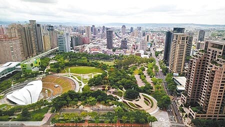 
七期文心森林公園周遭的豪宅聚落，區域成交單價最高已站上7字頭。圖∕曾麗芳
