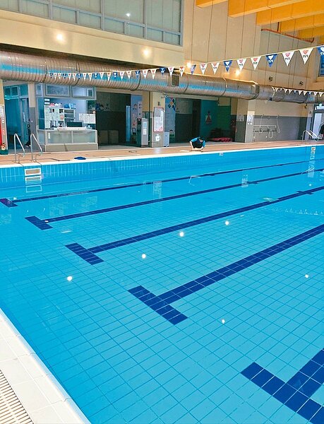 桃園區國民運動中心全新的游泳池啟用後不久,就出現結構性漏水問題。記者鄭國樑/翻攝