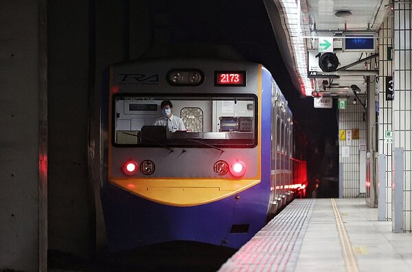 台鐵稍早宣布，經盤點乘務人力後，明天臨時機動開行18列次區間（快）車。圖／聯合報系資料照