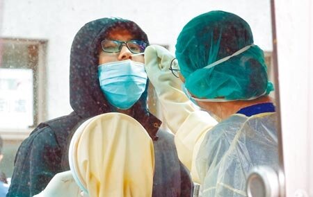 疫情指揮中心指揮官陳時中昨表示,國內醫院、社區採檢站的陽性率是百分之9。圖為民眾至醫院快篩採檢的畫面。(姚志平攝)