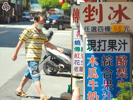 醫師表示，台灣夏天常見腸胃不適，原因是天氣熱，民眾喜歡吃冰，對腸胃運作不好。圖為天氣炎熱，有民眾忍不住前往冰店吃冰消暑。（羅永銘攝）