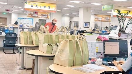 桃園區公所1天最少要送出600份防疫包,人數多時甚至800份還會超過,因為量實在太大,里幹事們4月只休息1天,還是因為防疫包不足才放假。(賴佑維攝)