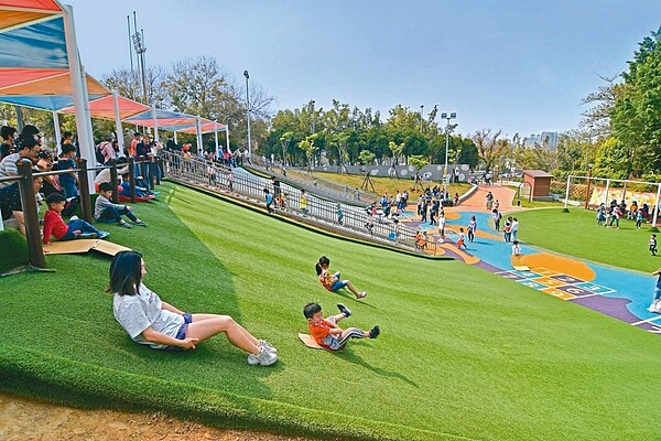 KANO園區的人工草皮滑草場與磨石子溜滑梯每逢例假日吸引大小朋友遊玩。記者李宗祐/翻攝