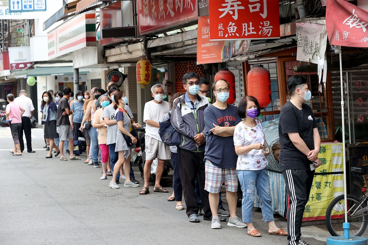 家用快篩試劑實名制上路，許多藥局一早就大排長龍，短時間內就迅速銷售一空。報系資料照／記者余承翰攝影 