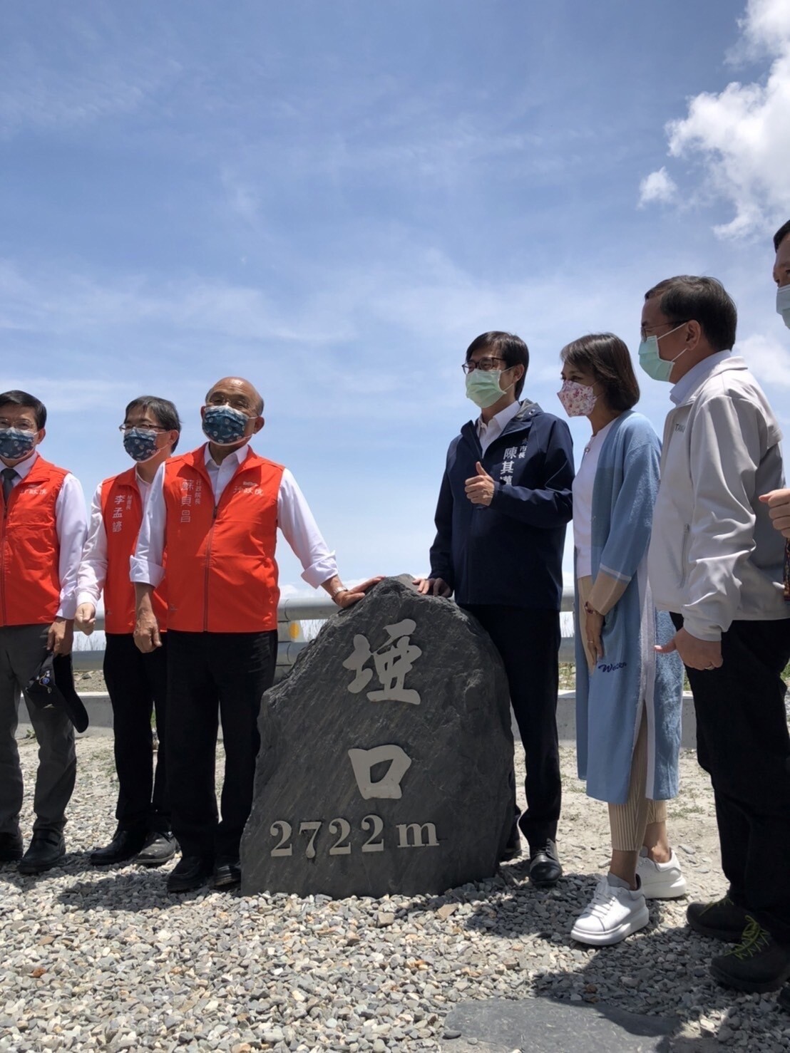行政院長蘇貞昌（左三）、高雄市長陳其邁（右三）、立委邱議瑩（右二）等人見證南橫公路全線復通這一刻，蘇貞昌提到，會想帶另一半來重溫南橫回憶。記者王慧瑛／攝影 